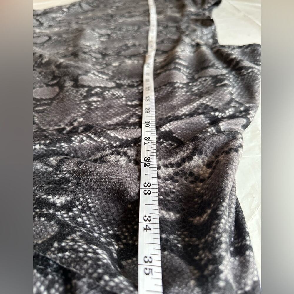 Express Oversized Python Print Blouse - Picture 4 of 4